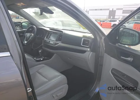 2018 Toyota Highlander Xle z USA, uszkodzony, nr VIN 5TDKZRFHXJS541362
